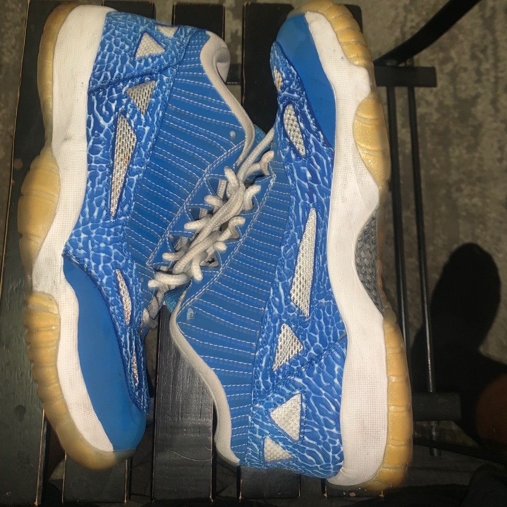 Air Jordan 11 low argon blue
